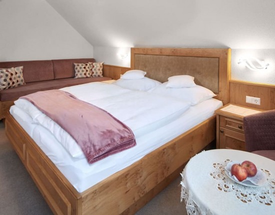 Dreibettzimmer mit Doppelbett und Einzelbett