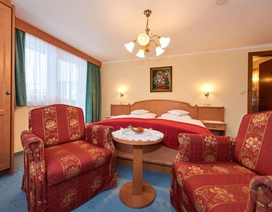 Dreibettzimmer mit Doppelbett, Einzelbett und Wohnbereich