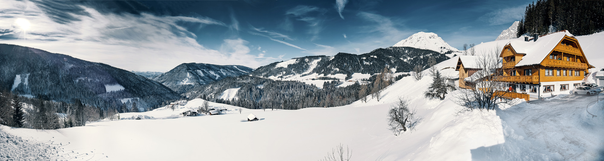 Panoramaansicht Bartlbauer mit verschneiten Bergen in Ramsau am Dachstein