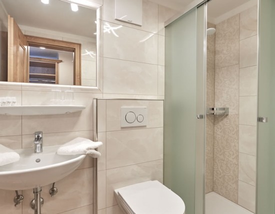 Helle Badezimmer mit Dusche/WC und Waschbecken