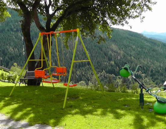 Spielplatz und Garten der Pension Bartlbauer in Ramsau am Dachstein