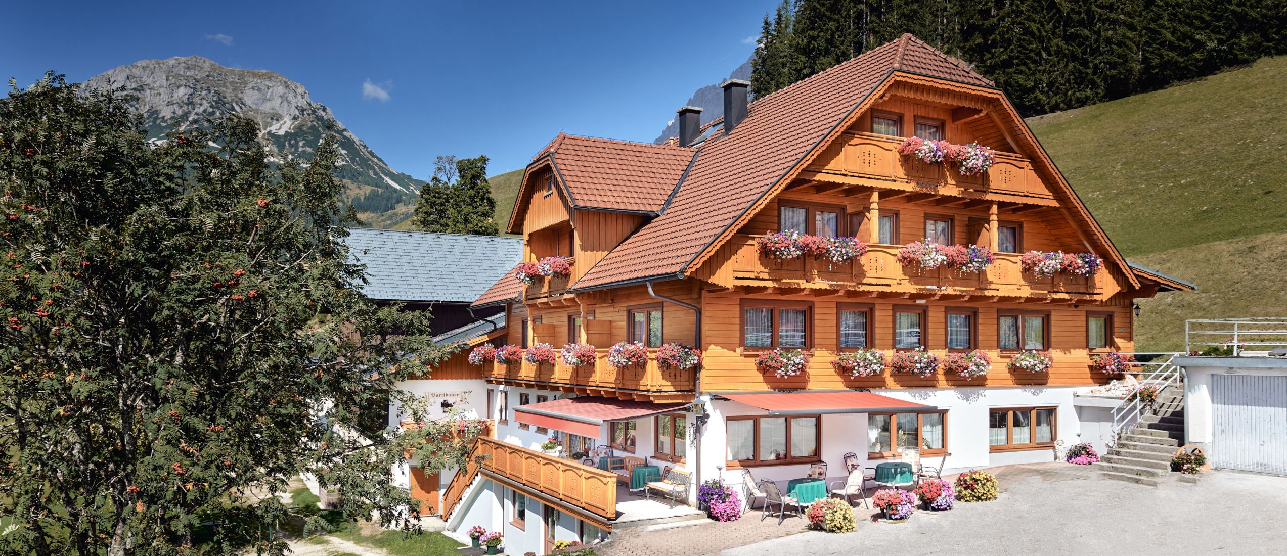 Hausansicht der Pension Bartlbauer in Ramsau am Dachstein